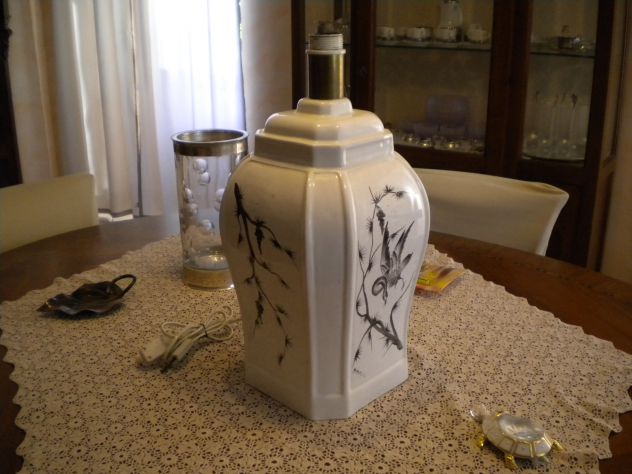 Lampada da tavolo per arredamento, con base in ceramica e paralume in tessuto., usato usato  Campobasso